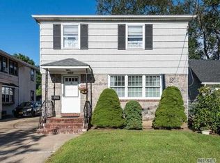 4 Cedar St, Floral Park, NY 11001