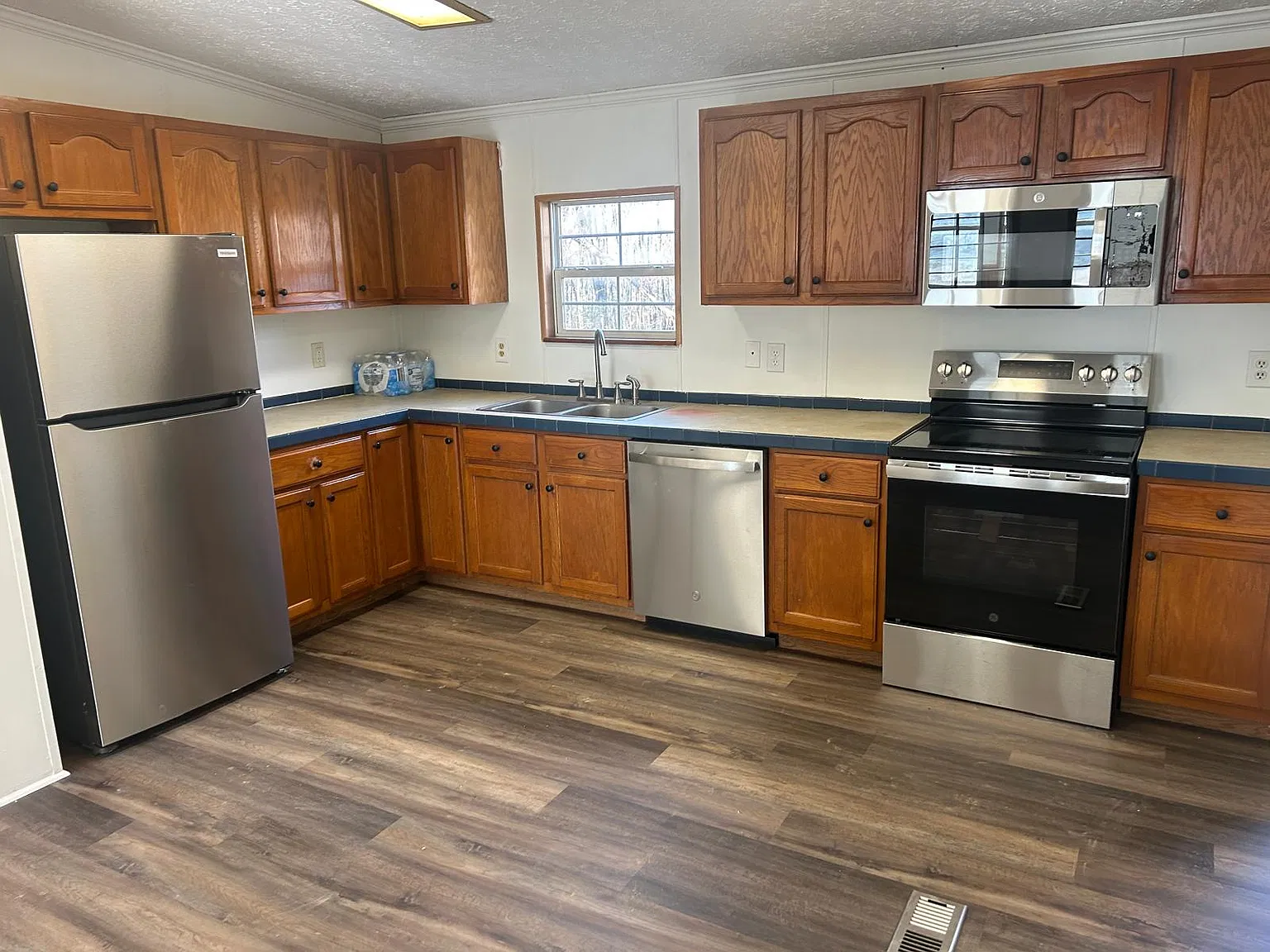 3 bed, 1408 sqft, $1,699 — Photo 3