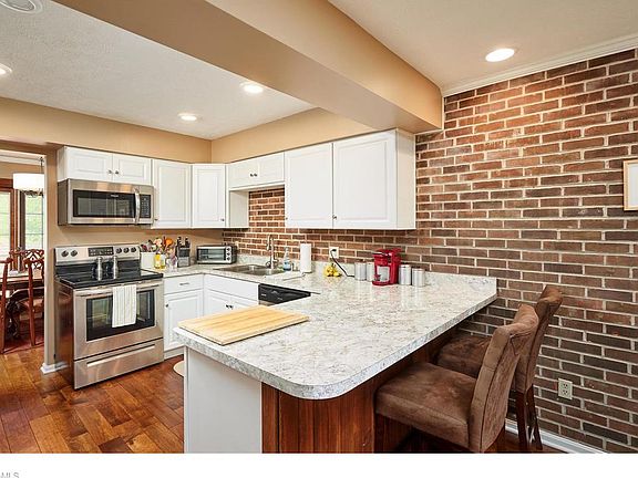 3rd image of 3920 Sawbridge Dr
