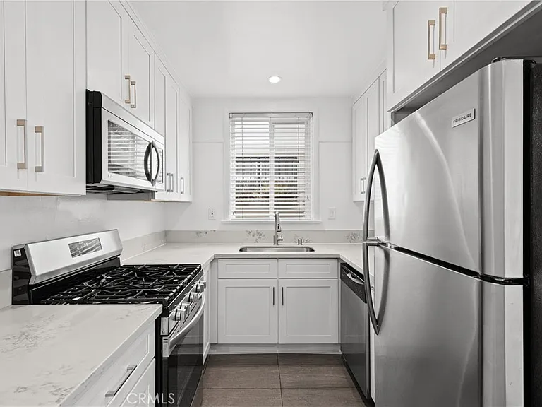 825 N Alfred St #1 — Photo 3