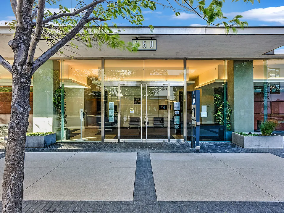 250 King St #1210