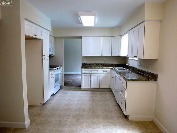 2nd image of 422 Oakwood Dr
