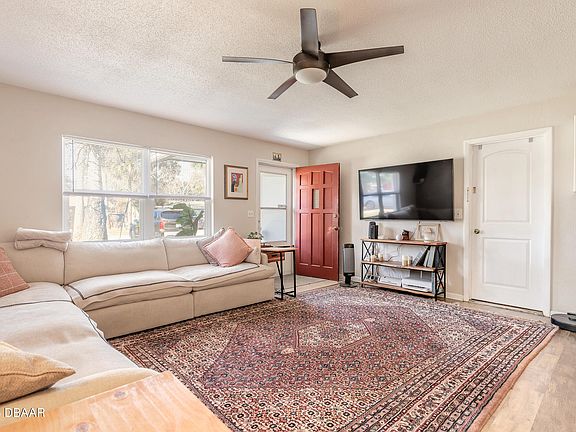 4th image of 529 Cherry St