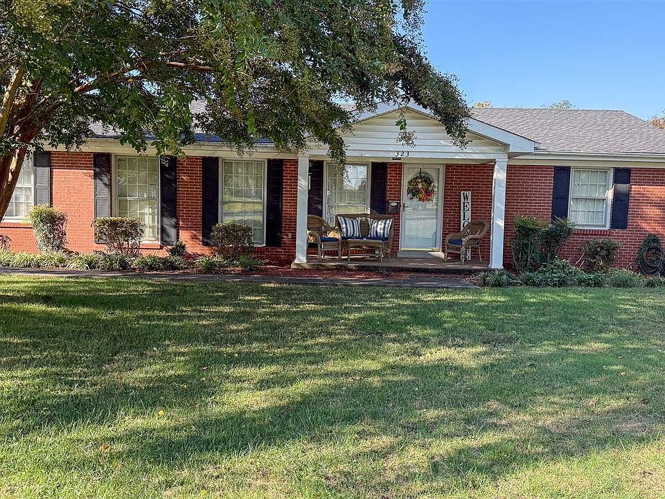 1st image of 323 Lexington Dr