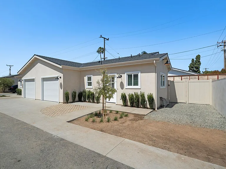 1637 Irvine Ave — Photo 15