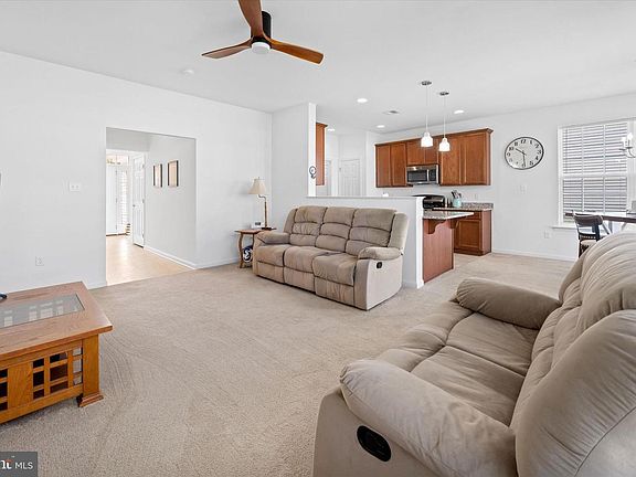 5th image of 125 E Clarendon Dr