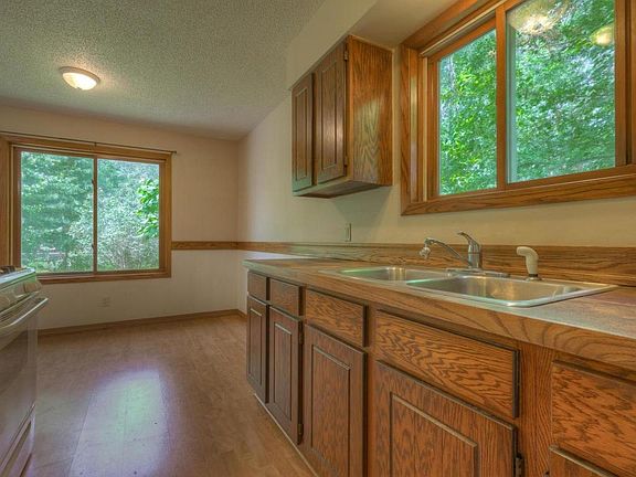 4th image of 635 W 10th St