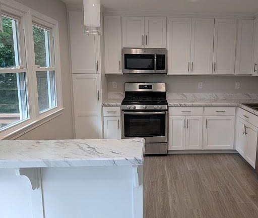 3rd image of 274 Douglas Dr