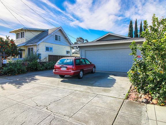 3rd image of 923 Harliss Ave