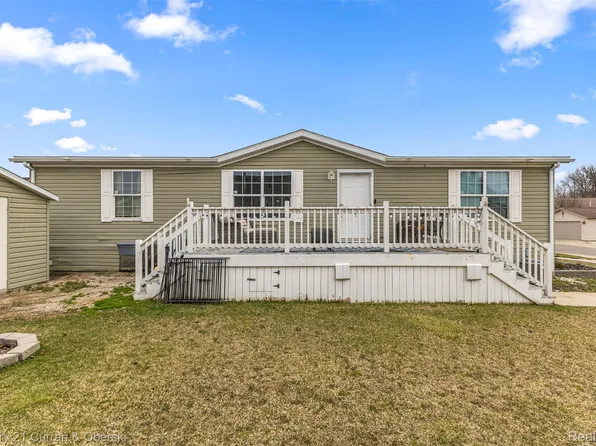 24702 Manchester Dr, Brownstown, MI 48134