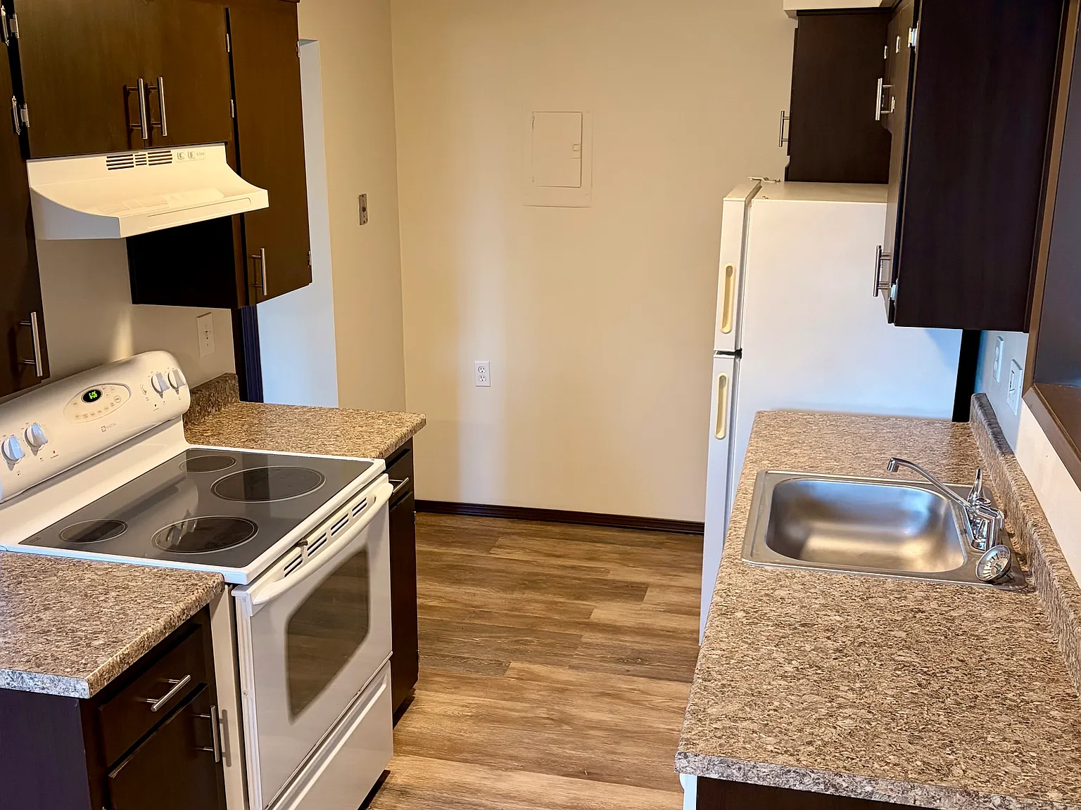2 bed, 970 sqft, $1,600 — Photo 3