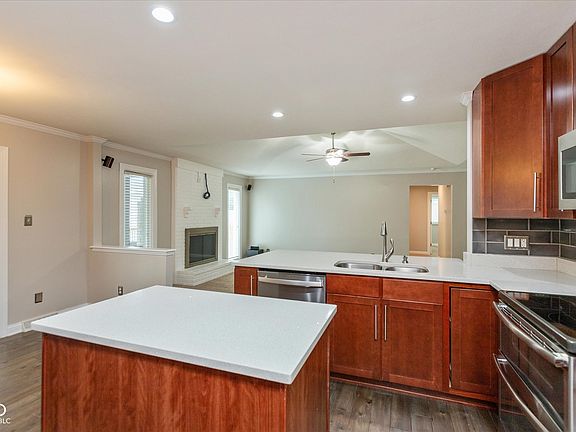 3rd image of 8725 Meadow Vista Dr