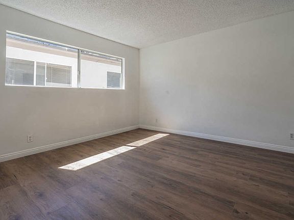 4th image of 18555 Collins St APT C22