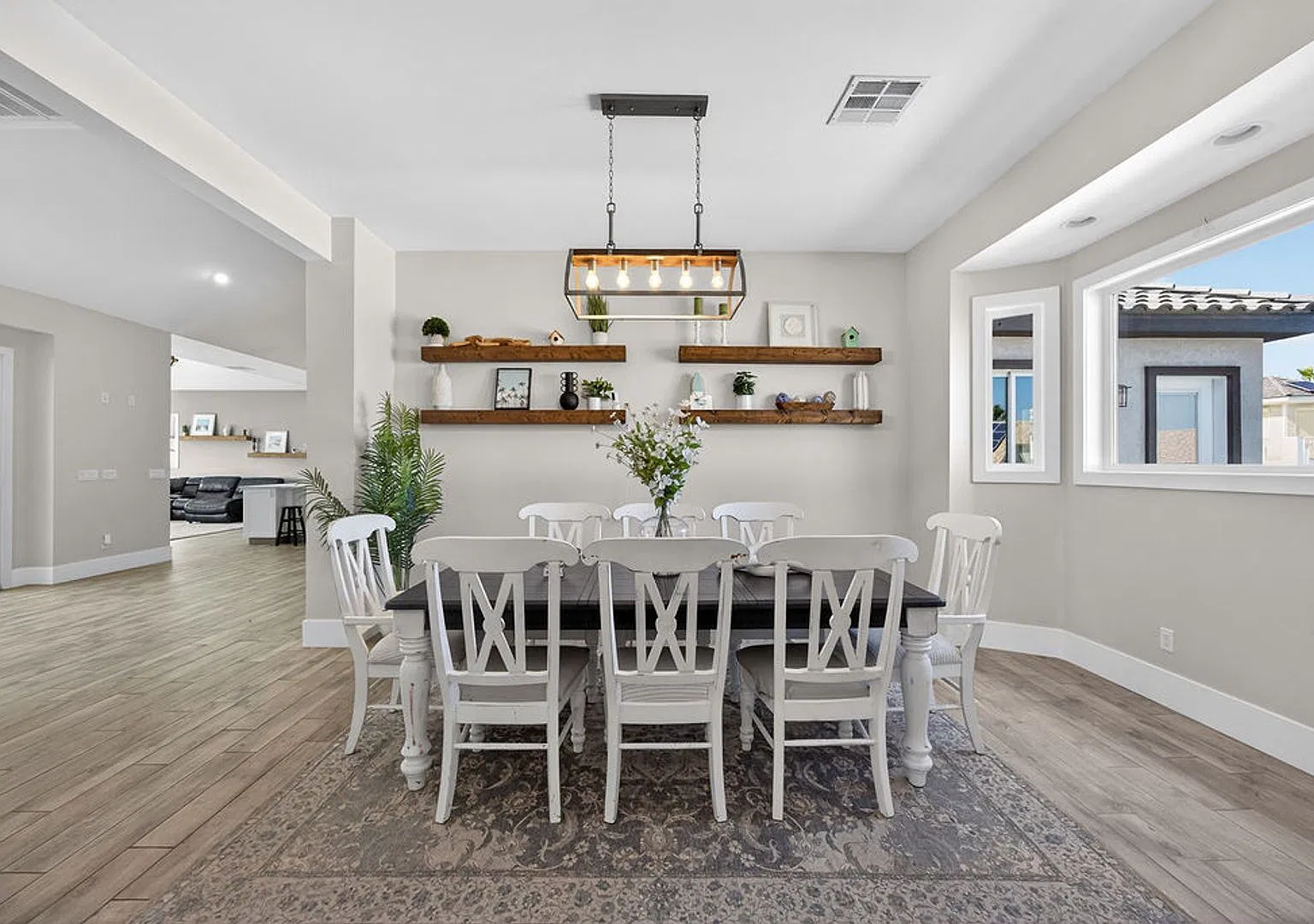 Fully Furnished 6 month rental with pool & spa! — Photo 4