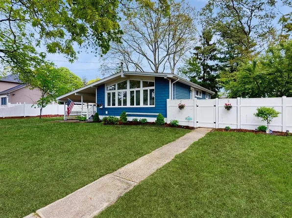431 Renee Drive, Bayport, NY 11705
