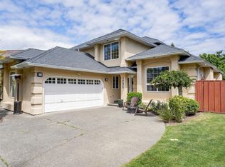 1290 Les Mdws, Saanich, BC V8X 5G4