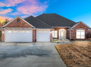 8220 Overlook Trl, Claremore, OK 74019