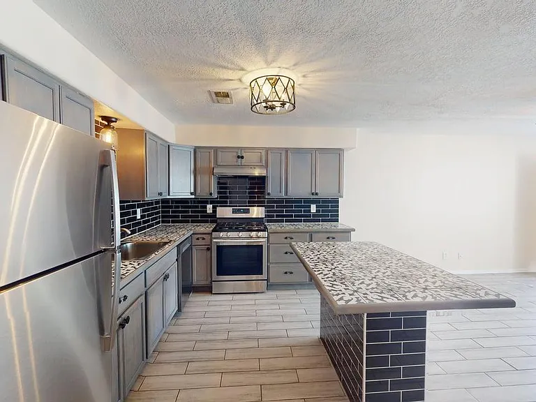 Sleek, Contemporary Efficiency - Live El Campo on Route 66! — Photo 12
