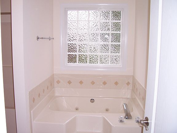 JETTED TUB IN MASTER BATH