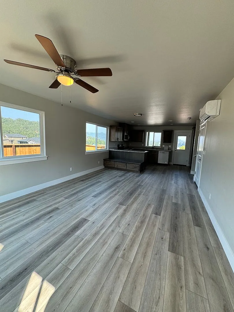 New 3 bedroom 2 1/2 bath home townhome on west side of Roseburg — Photo 4
