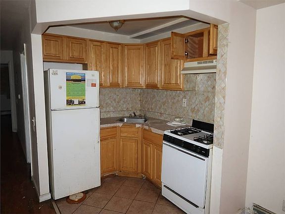 4th image of 11649 Farmers Blvd