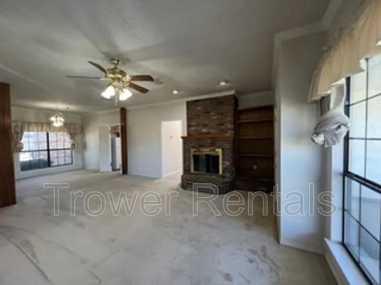 3913 Lyndale Dr — Photo 6