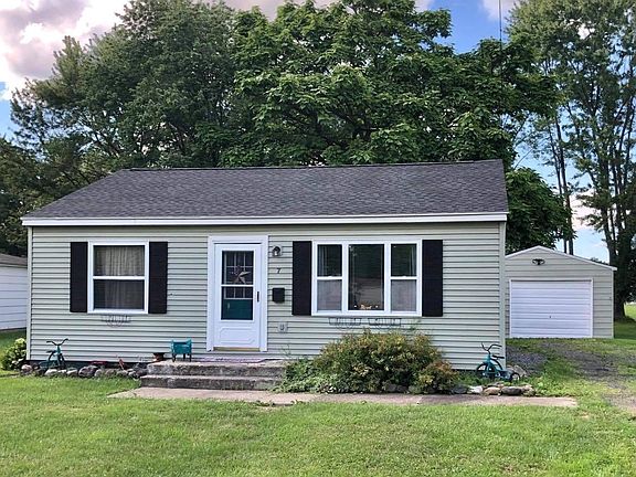 2nd image of 7 Seneca Manor Dr