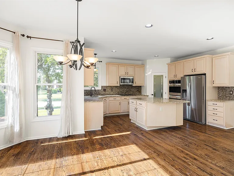 24084 Westmont Dr — Photo 9