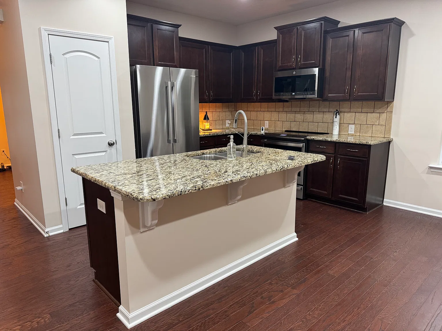4 bed, 2.5 bath, 2647 sqft, $2,499 — Photo 4
