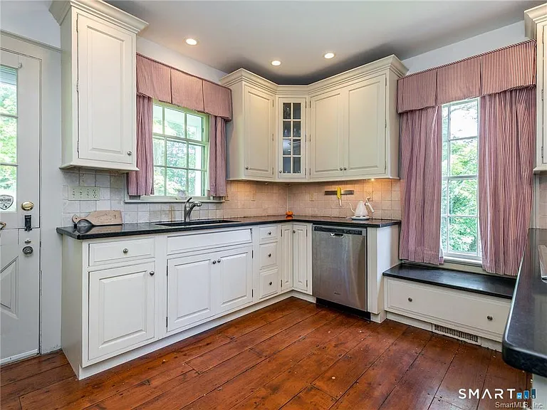 103 Litchfield Rd — Photo 2