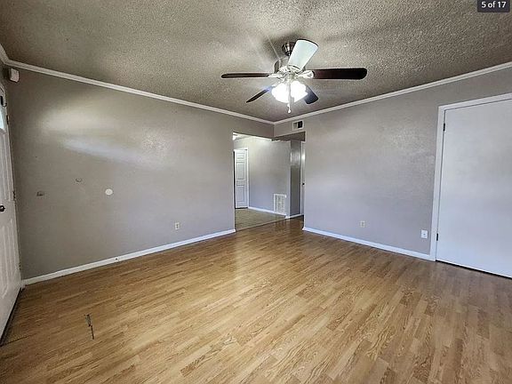 3rd image of 907 Barry Dr