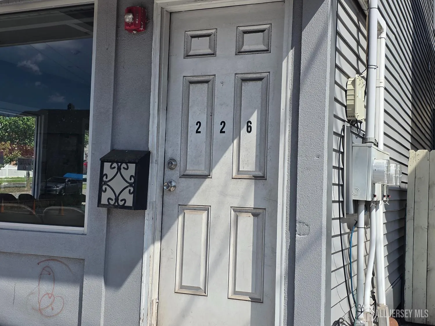 3 bed, 1.0 bath, 2412 sqft, $2,400 — Photo 2