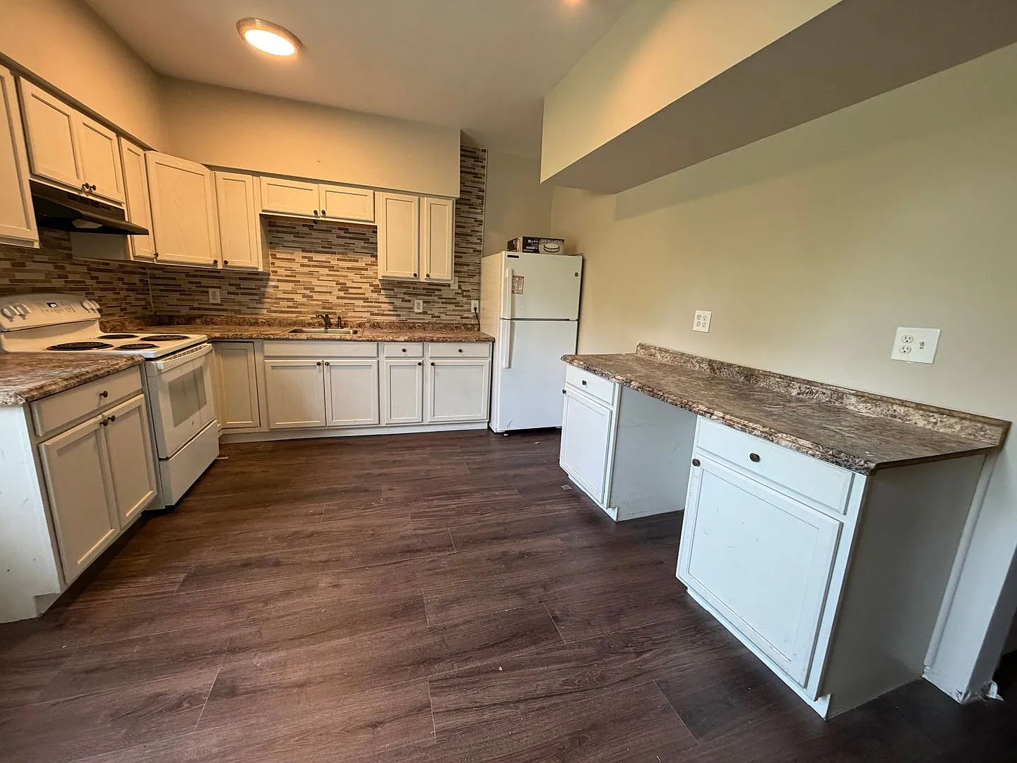140 Almond Rd — Photo 2
