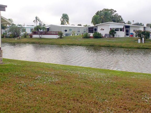 3rd image of 2911 Lake Haven Dr