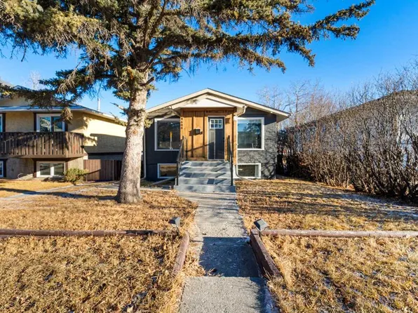 4608 SW 70th St NW, Calgary, AB T3B 2K6