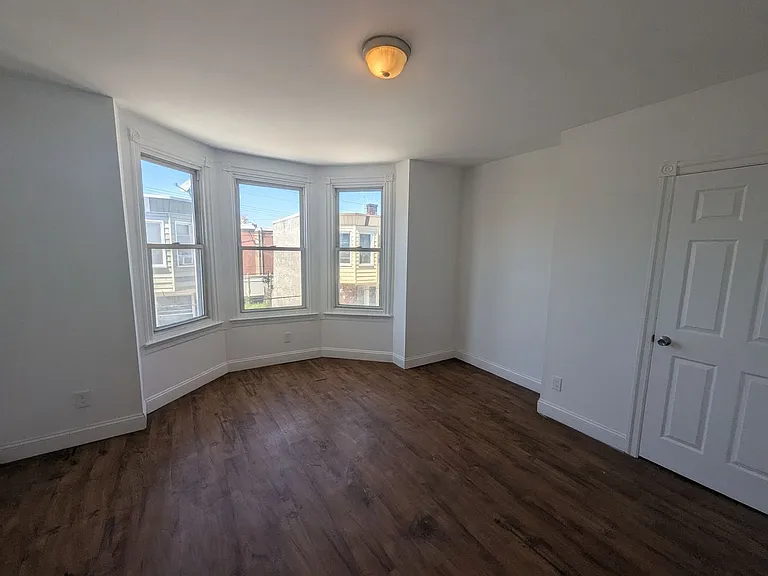 2214 Yelland St — Photo 3
