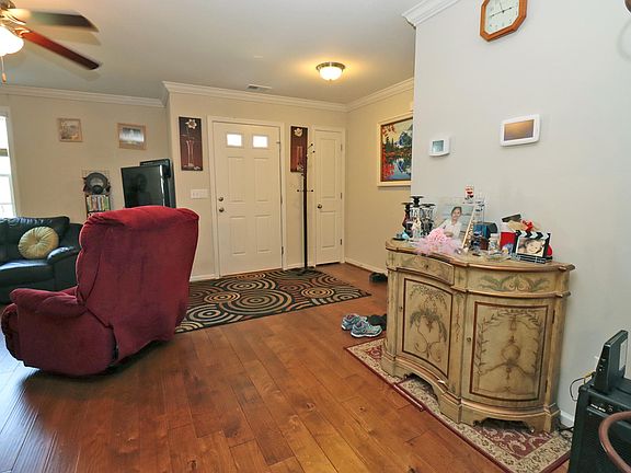 3rd image of 917 Yarrow Ln