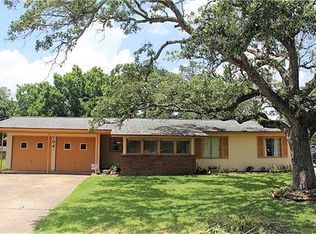 104 Pin Oak St, Lake Jackson, TX 77566