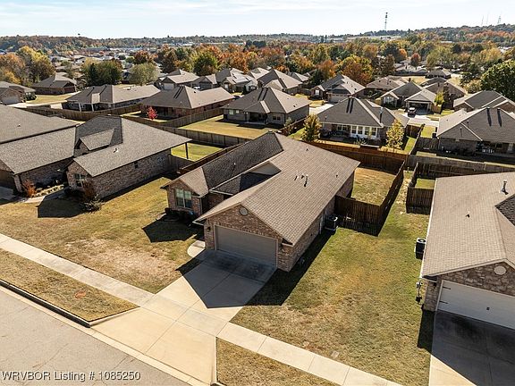 5th image of 325 Copsey Dr