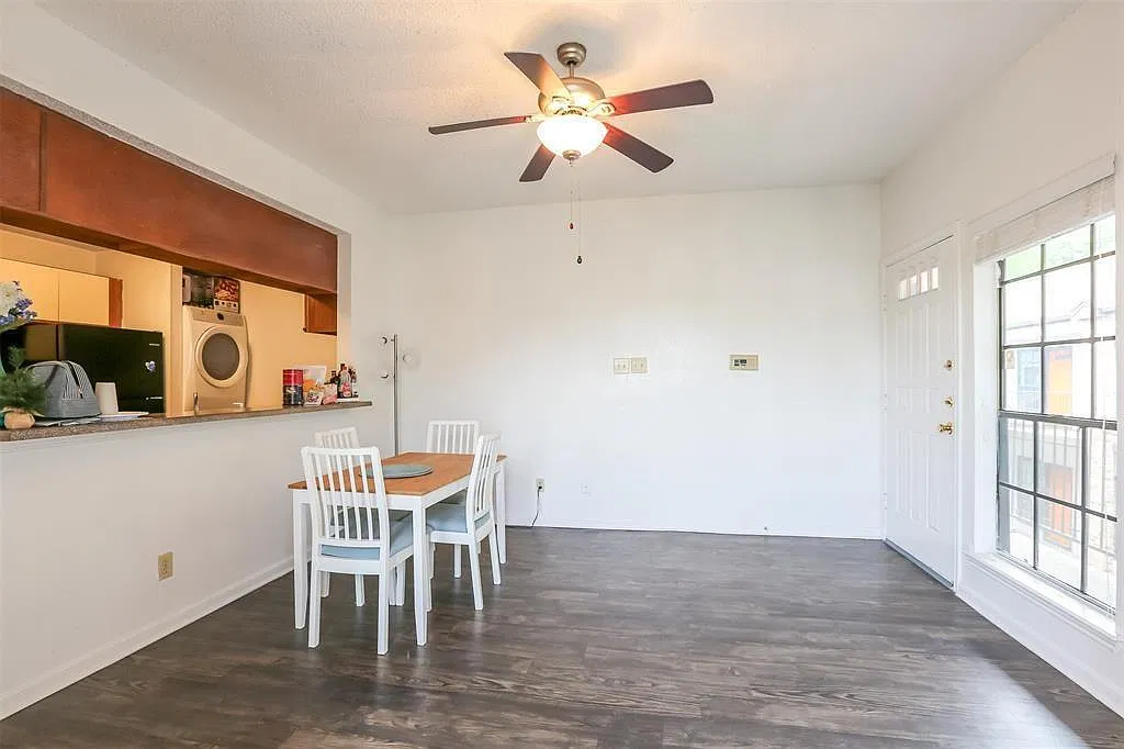 2 bed, 2.0 bath, 752 sqft, $2,300 — Photo 2