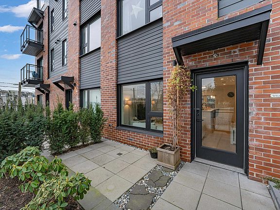 4th image of 565 E 2nd St #162