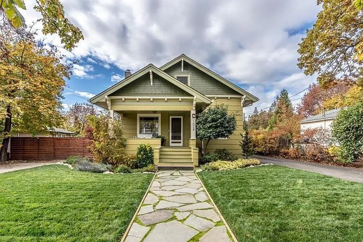 1024 NW Lawnridge Ave photo 1
