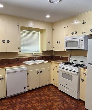 3rd image of 2480 Lakeview Ln