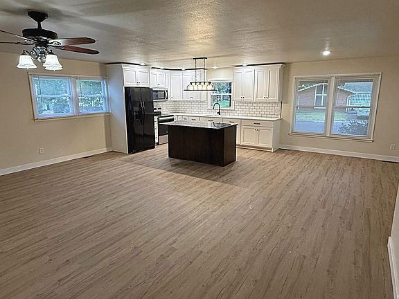 3rd image of 1816 Woodlawn Dr