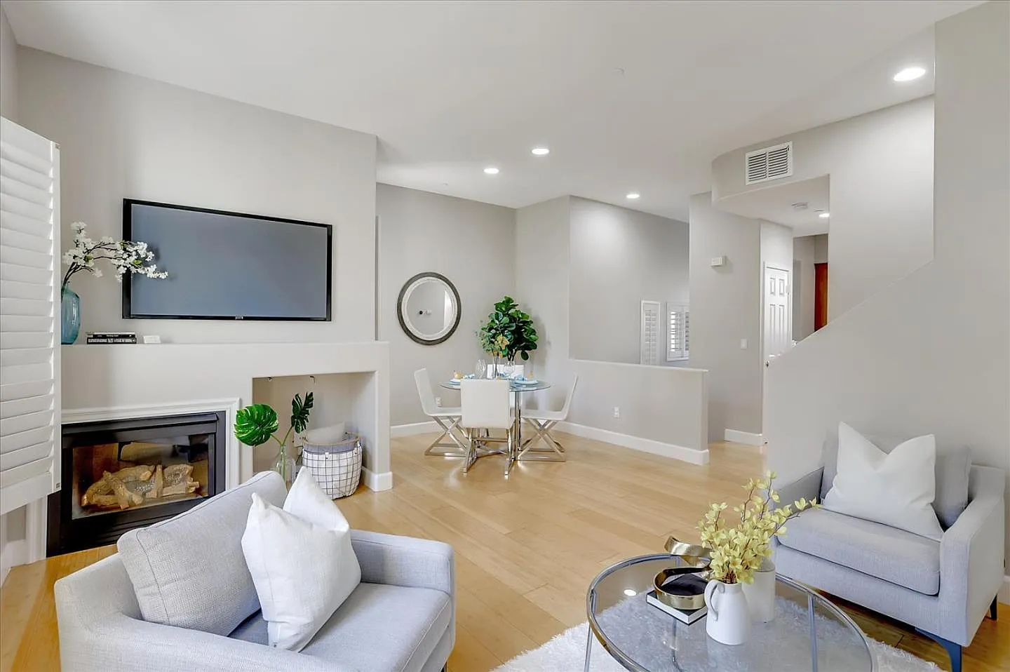 3 bed, 3.5 bath, 1404 sqft, $4,050 — Photo 3