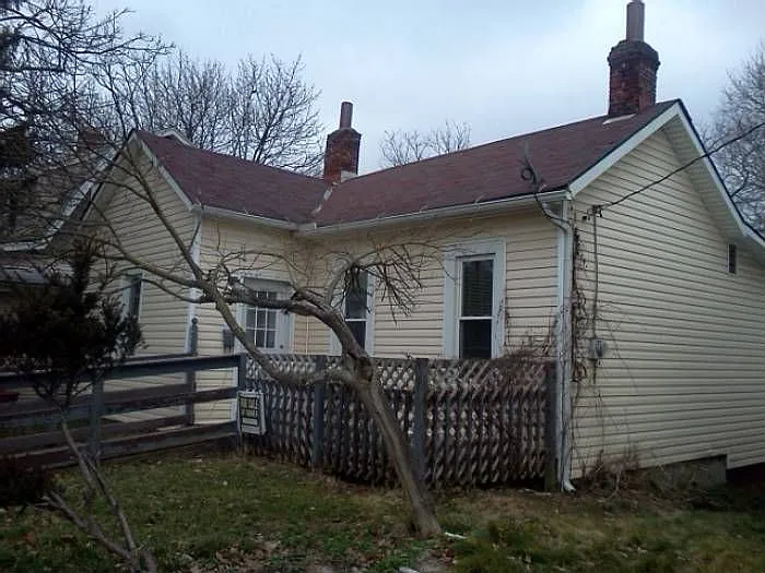 326 W William St photo 1