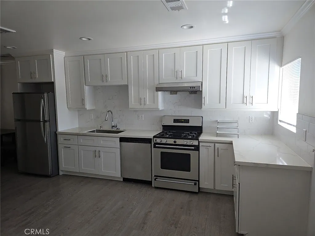 2 bed, 690 sqft, $2,350 — Photo 3