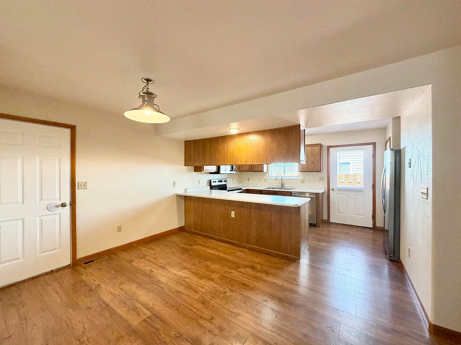 4 bed, 3.0 bath, 2335 sqft, $2,200 — Photo 4