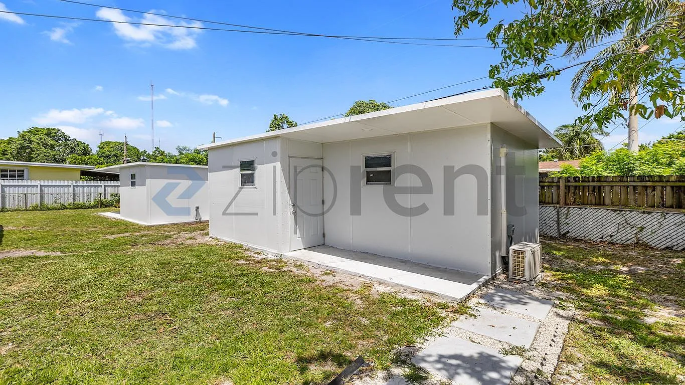 1 bed, 250 sqft, $1,300 — Photo 1
