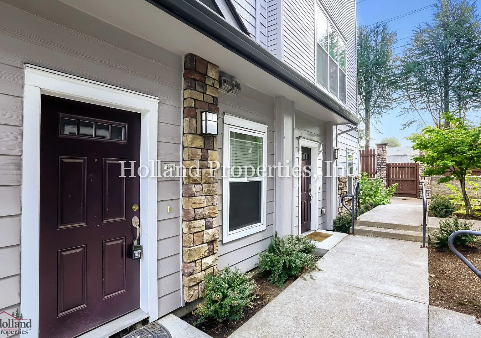 Comfortable 3BR Hillsboro Home with Family Room & Garage — Photo 3